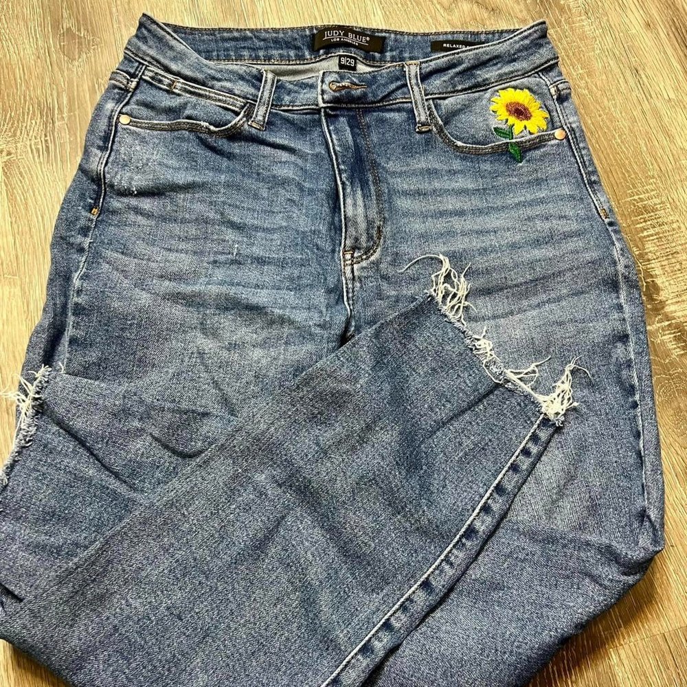 Judy Blue Sunflower Embroidered High Rise Relaxed Fit Jeans | Size 9 / 29 Used